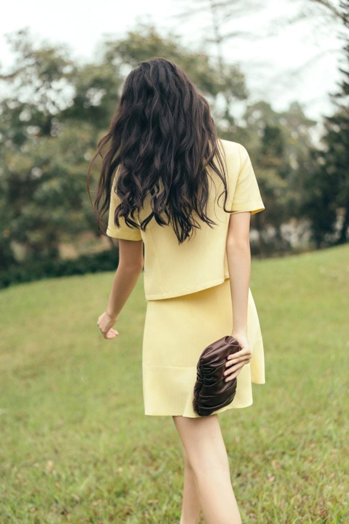 Chân váy mini xoè vàng kem