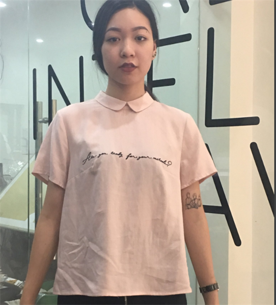 Top hồng nhạt cổ vic thêu quote sz S
