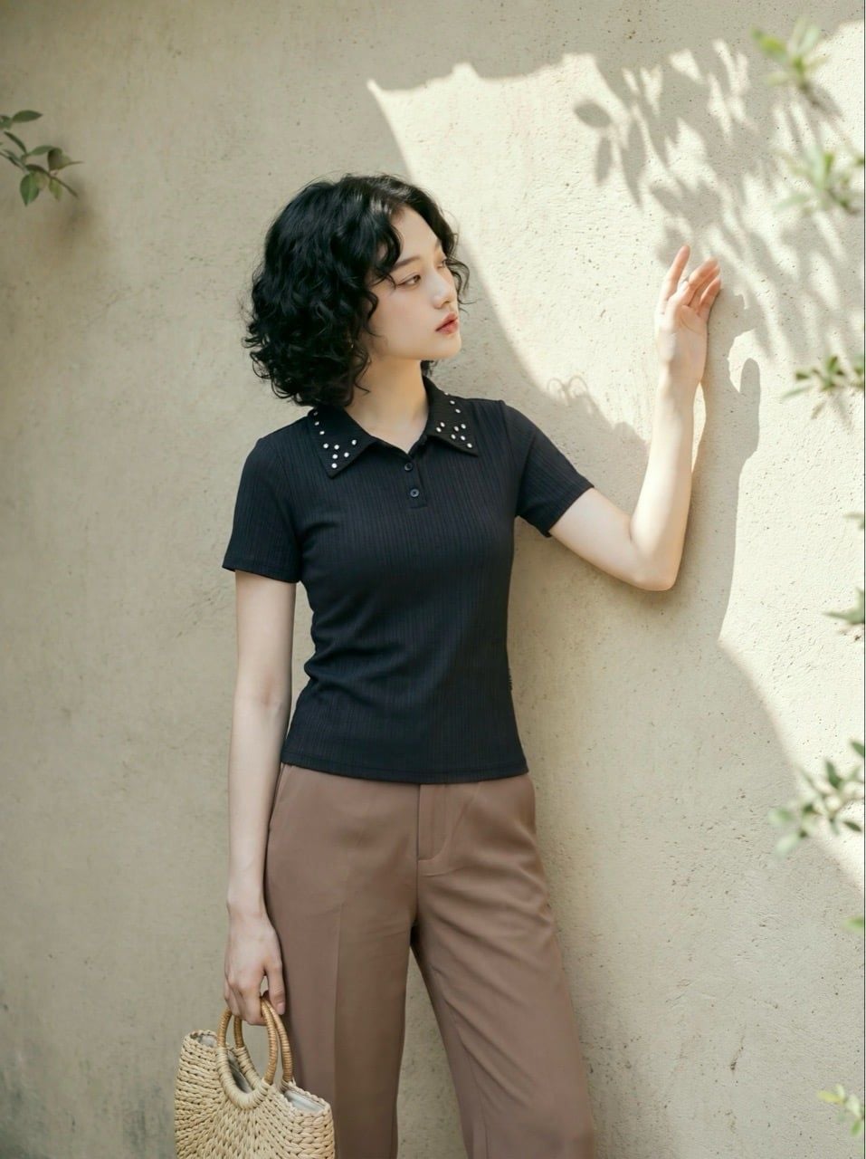  Áo thun polo đen đính đá cổ 