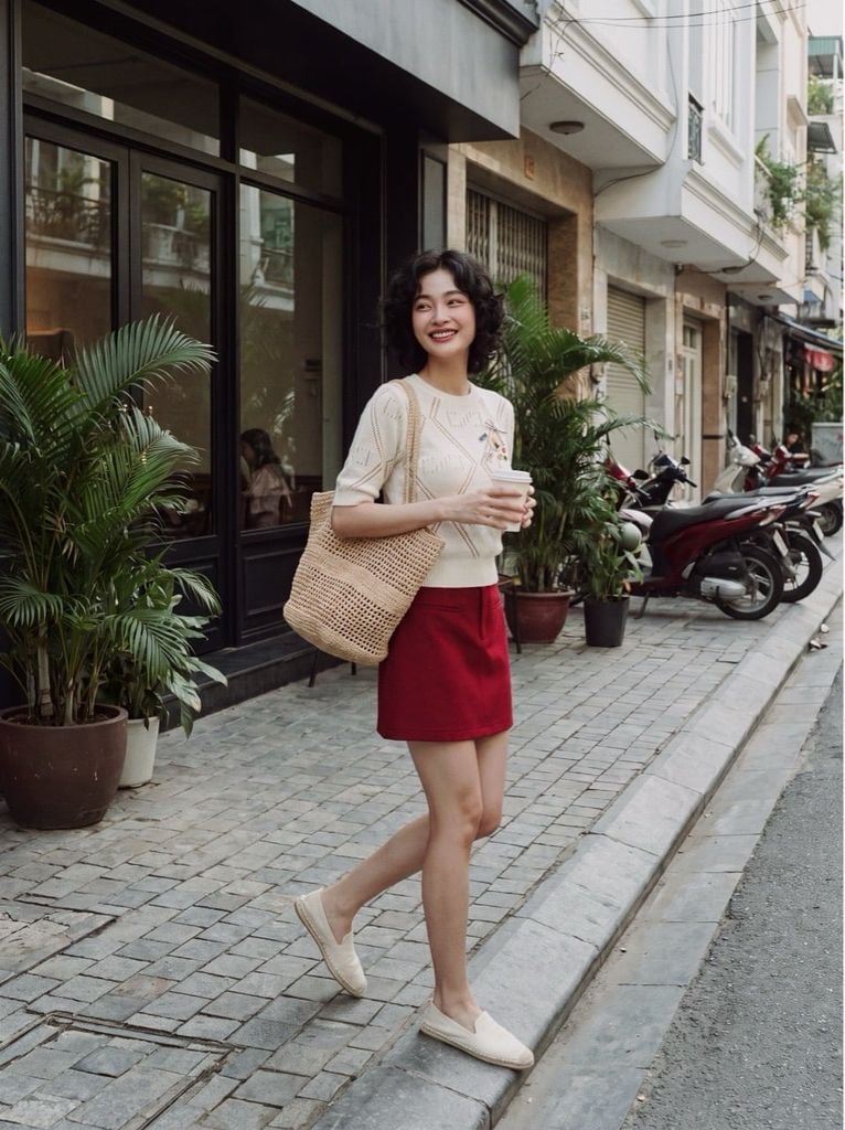 Áo len mùa hè dệt họa tiết trám, đính trang trí màu Kem