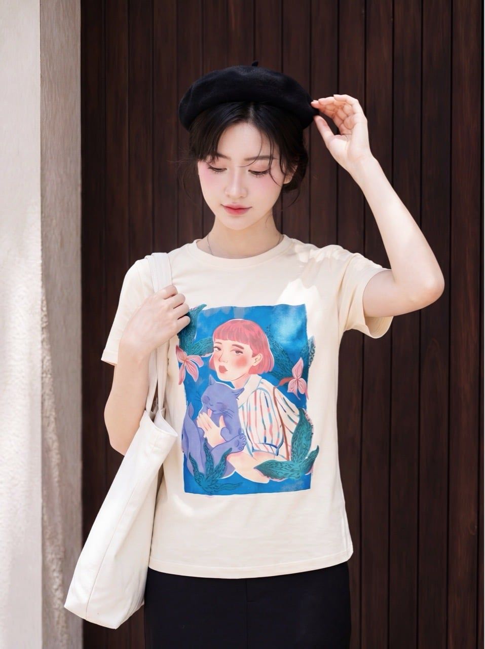 Áo phông kem cô gái summer ôm mèo
