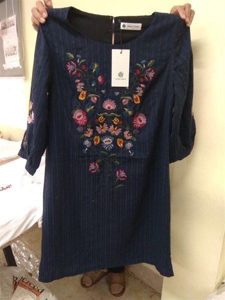 Váy suông thô navi thêu hoa thân trước sz XS