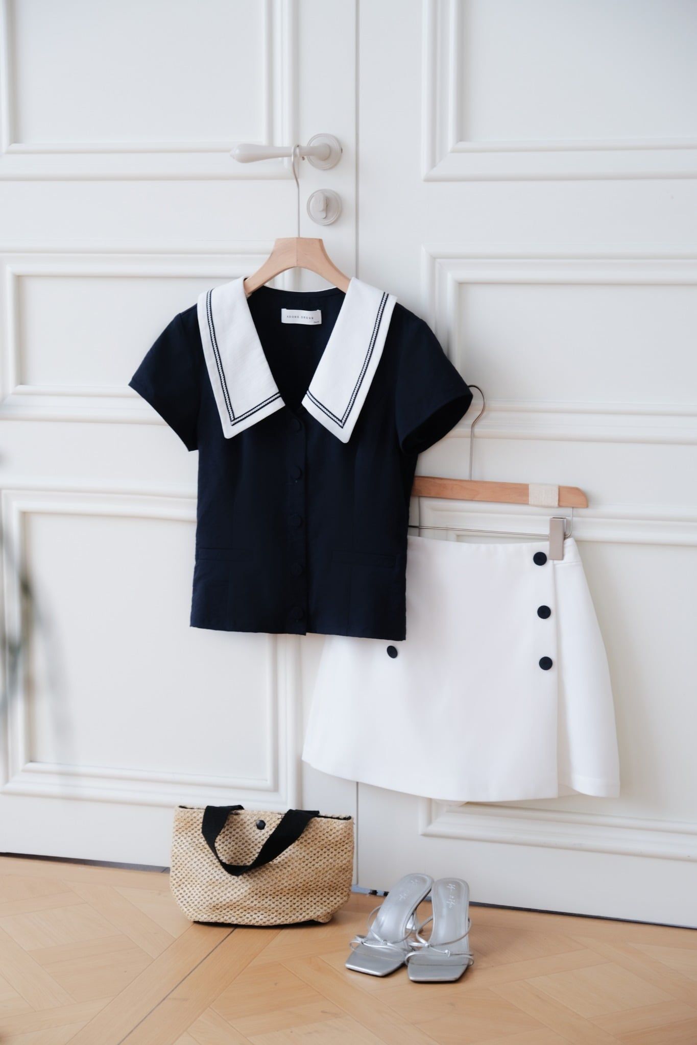 Quần chân váy trắng phối khuy trang trí