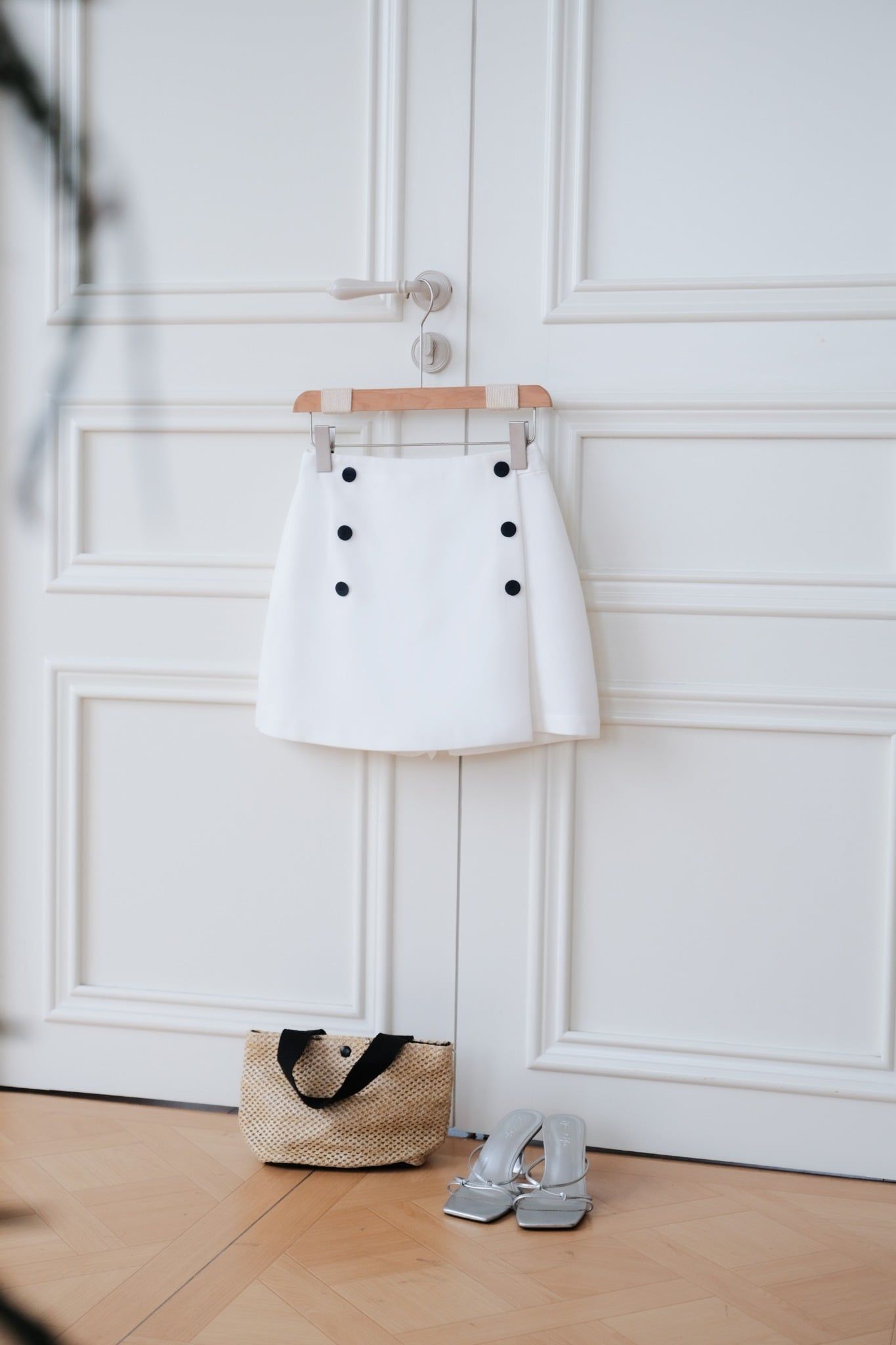 Quần chân váy trắng phối khuy trang trí