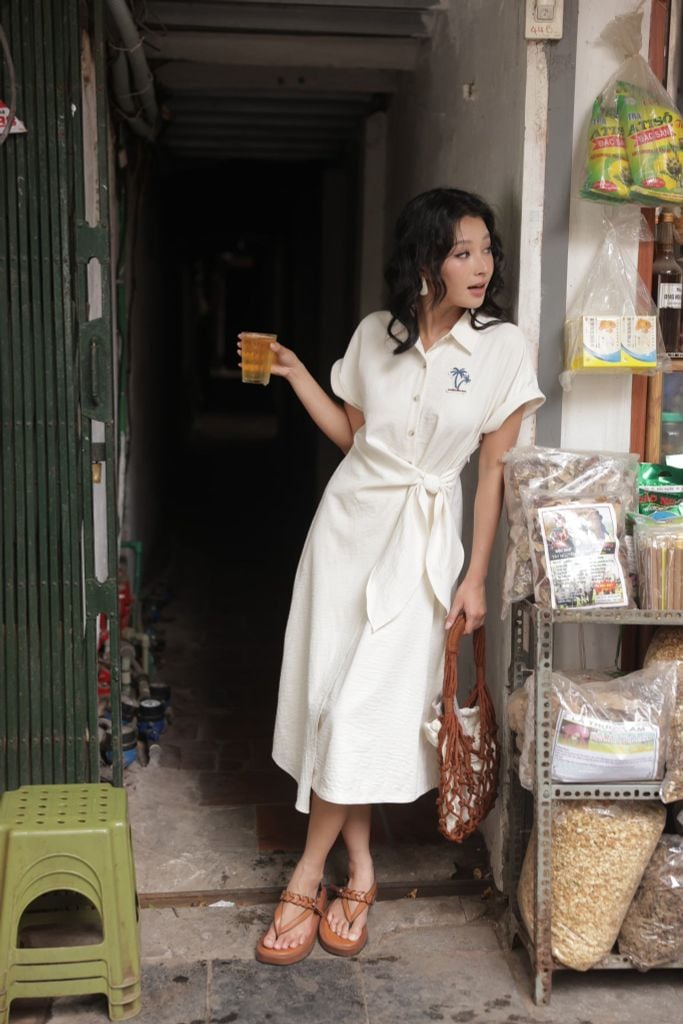 Đầm trắng kem Hawai cổ sơ mi nơ vắt lệch