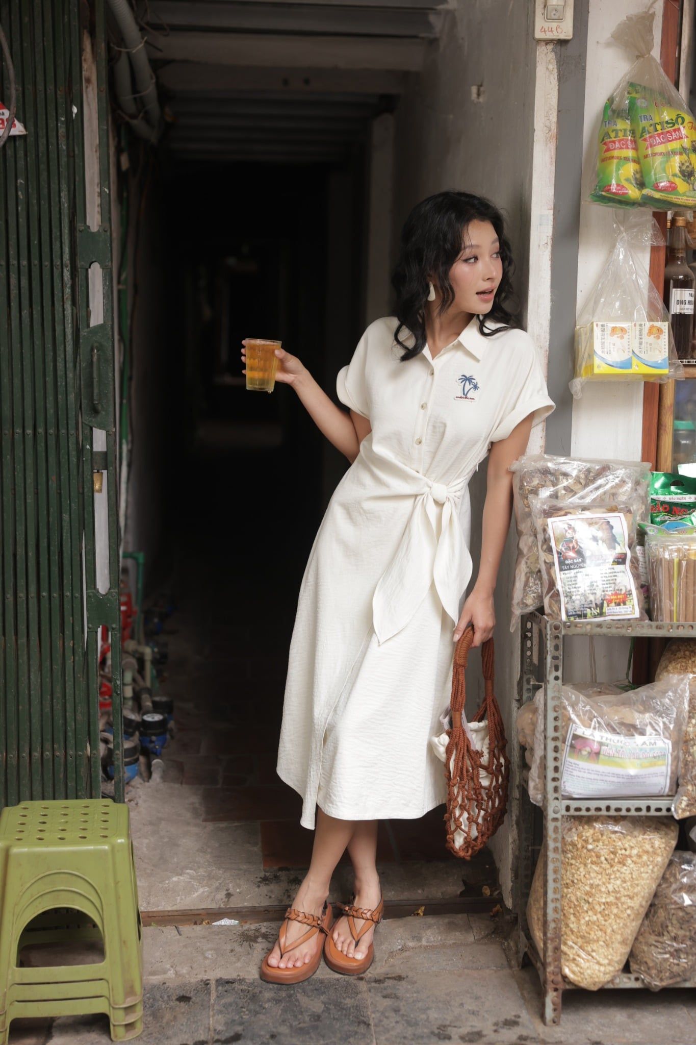 Đầm trắng kem Hawai cổ sơ mi nơ vắt lệch