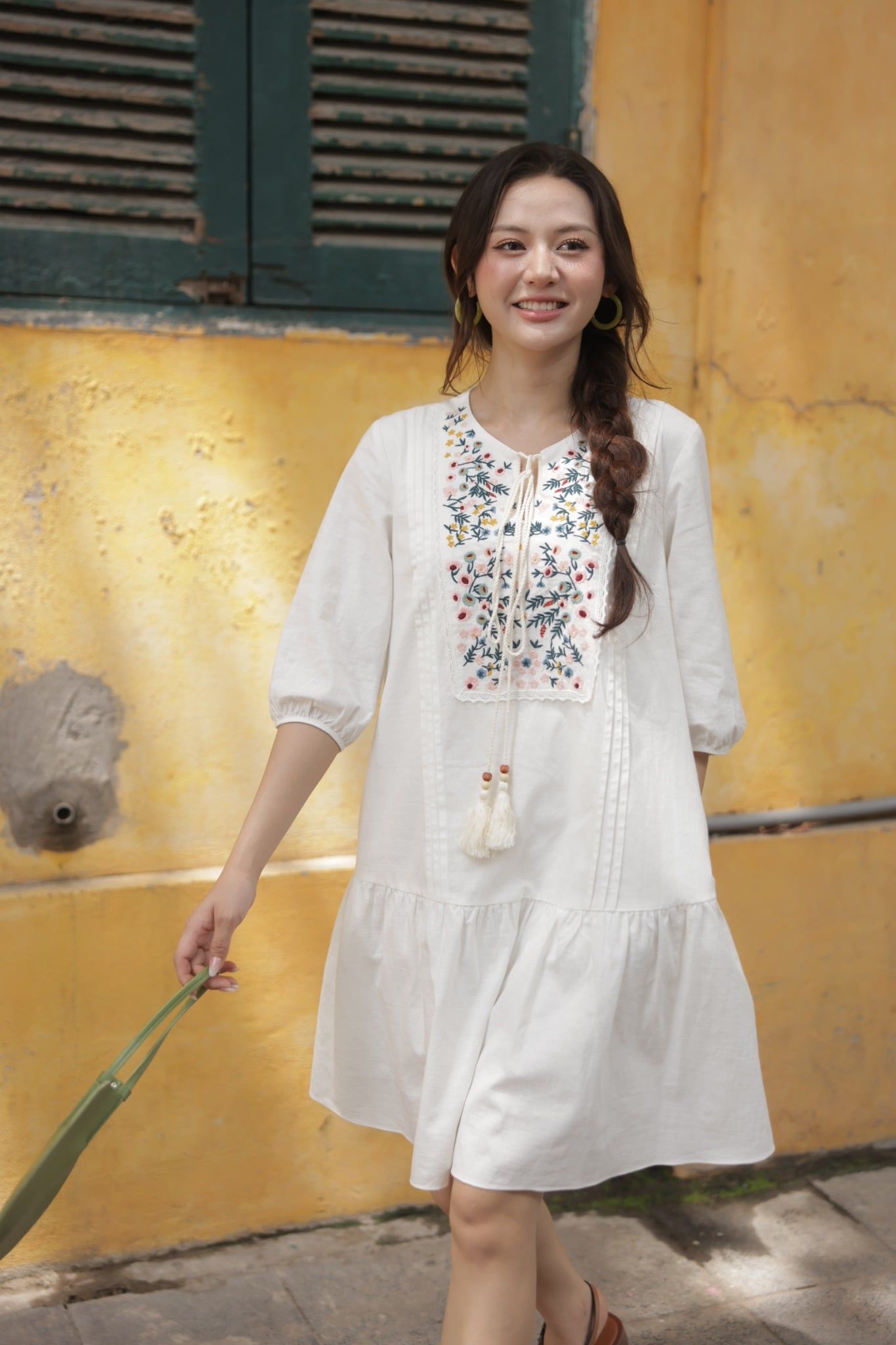 Đầm đuôi cá tunic trắng thêu thân trước