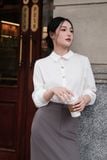  Sơ mi lụa basic trắng kem khuy hoa 