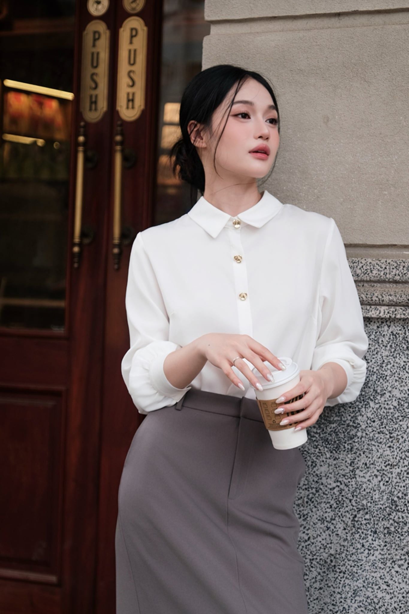  Sơ mi lụa basic trắng kem khuy hoa 