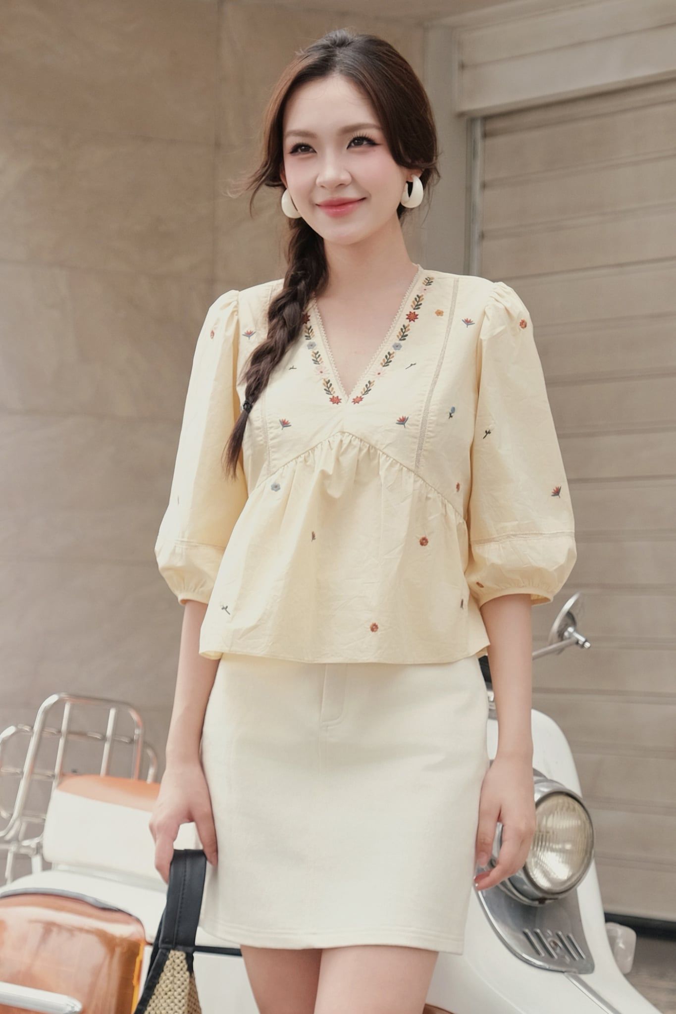  Áo peplum thô vàng kem thêu hoa cổ 