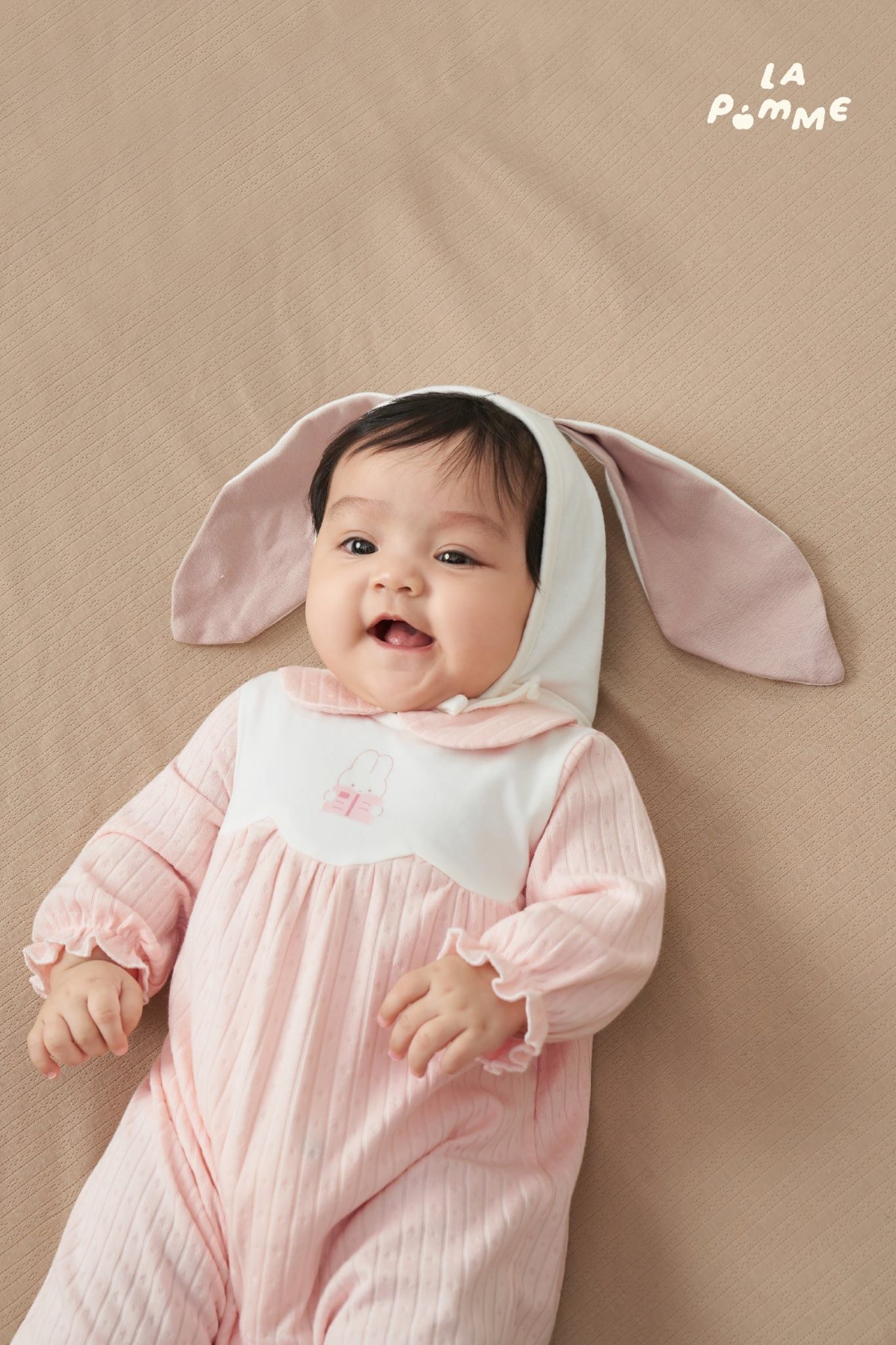  Body dài tay La Pomme thỏ Rosie trong khu vườn hoa nở 