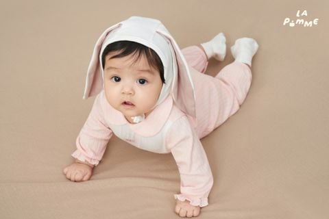  Body dài tay La Pomme thỏ Rosie trong khu vườn hoa nở 