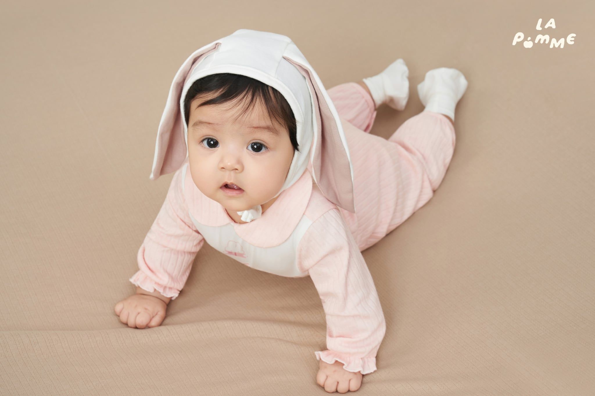  Body dài tay La Pomme thỏ Rosie trong khu vườn hoa nở 