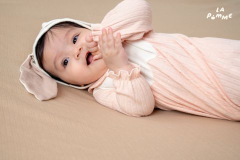  Body dài tay La Pomme thỏ Rosie trong khu vườn hoa nở 