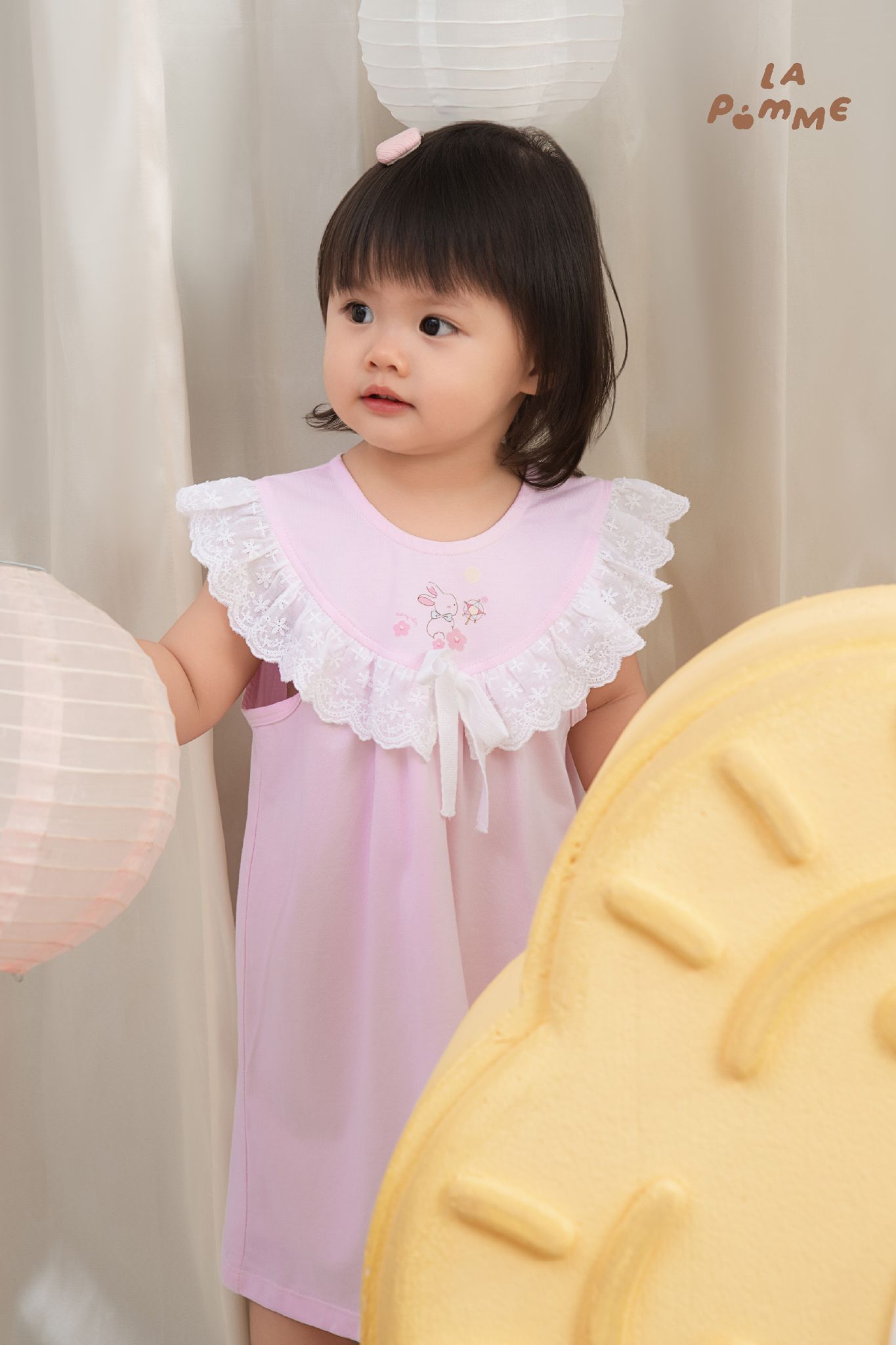  Đầm cộc tay La Pomme phối ren thỏ ngọc chơi trăng 