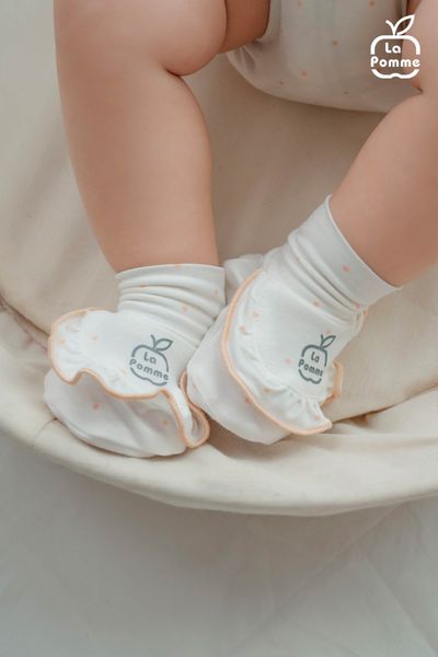  Set bao tay bao chân La Pomme chấm bi hoa điệu đà 