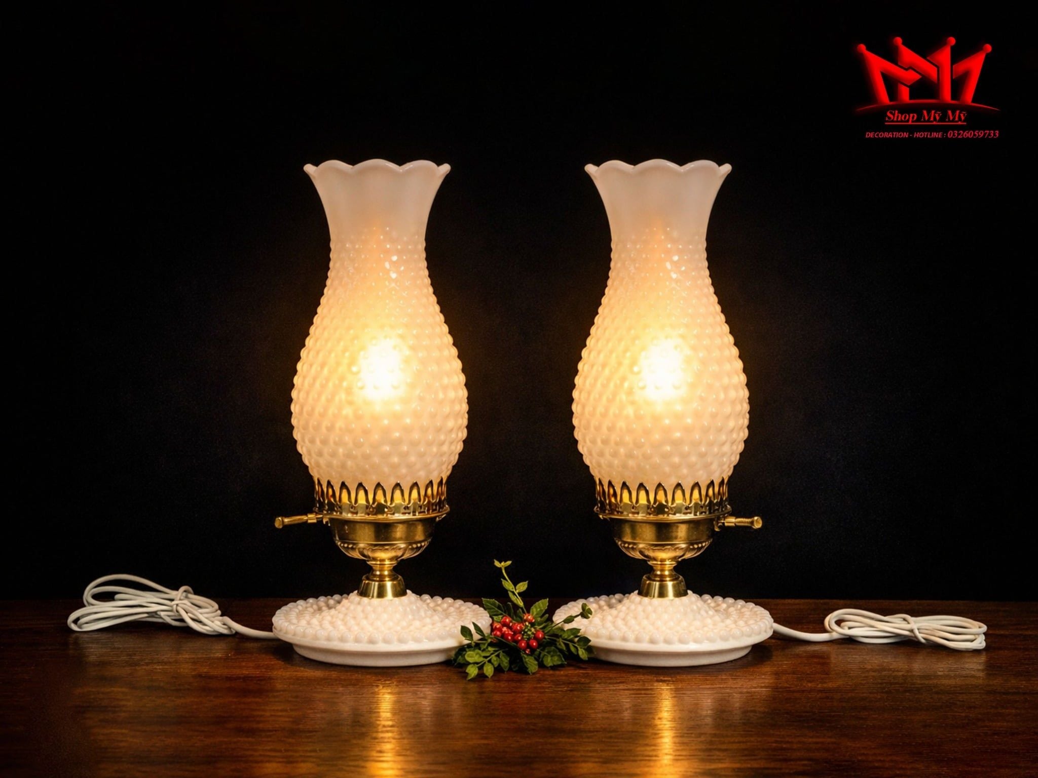 Cặp đèn ngủ được làm bằng chất liệu thủy tinh sữa của Mỹ.