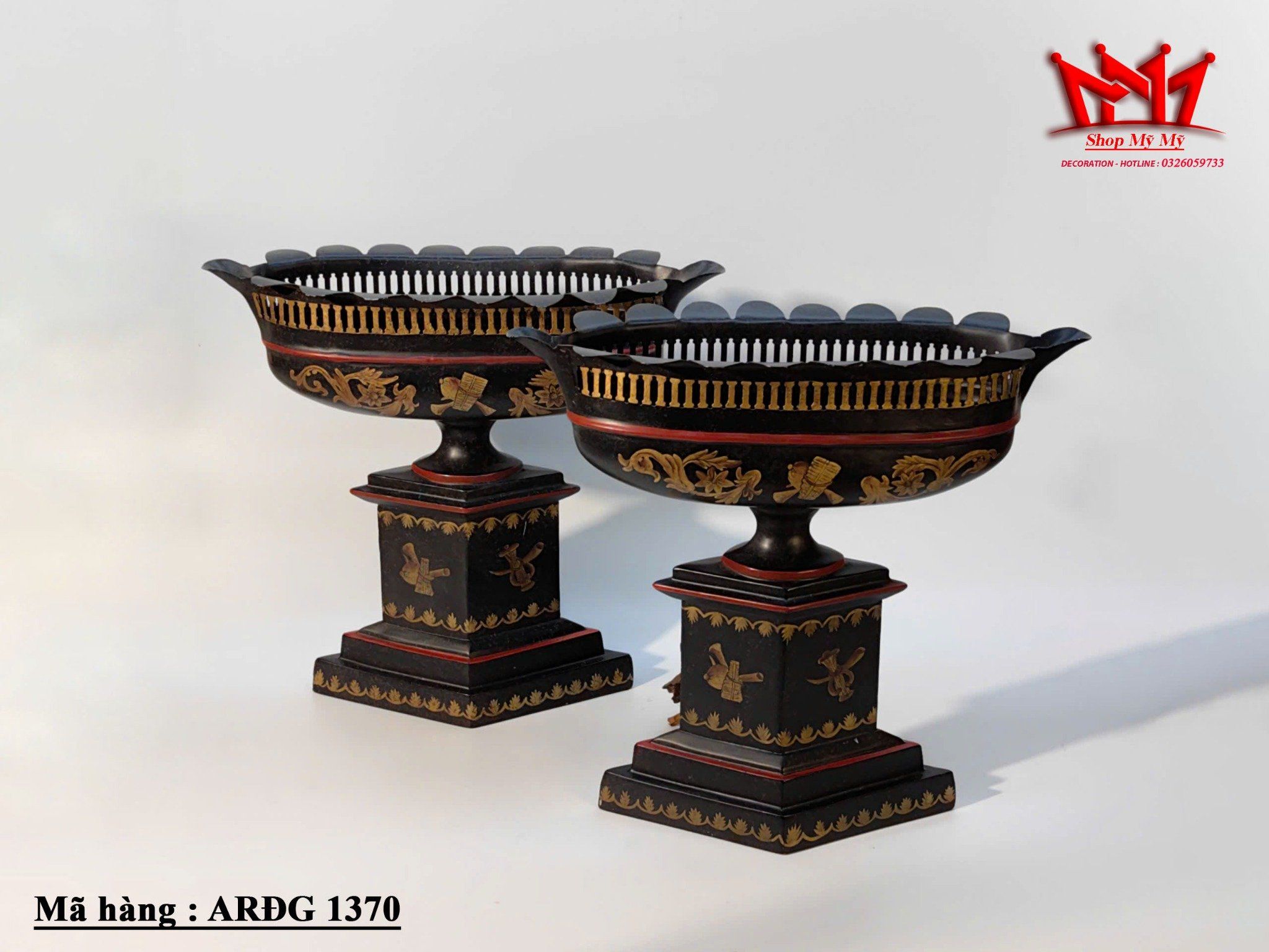 Cặp bình đồng đựng tro lò sưởi, sản phẩm dùng để trang trí lò sưởi của Ý.