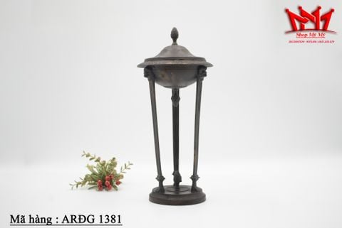  Đế nến/hương bằng đồng cổ điển hình ngọn lửa và mặt sư tử có nắp . 