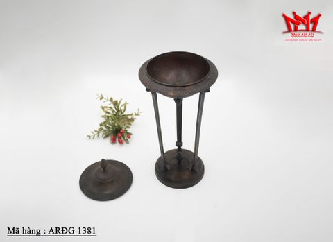  Đế nến/hương bằng đồng cổ điển hình ngọn lửa và mặt sư tử có nắp . 