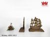 Cặp chặn sách hình thuyền buồm được làm bằng đồng đặc.