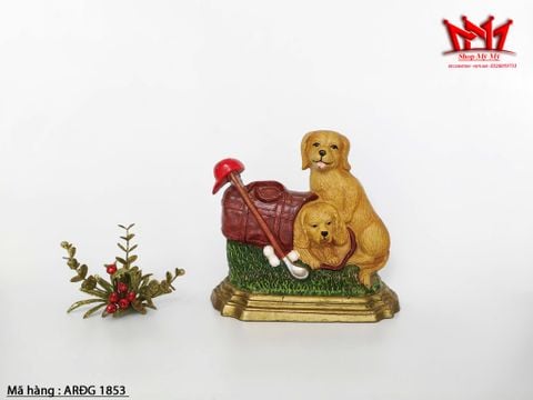  Chặn cửa bằng gang, chó con Golden Retriever và túi đựng gậy đánh gôn. 