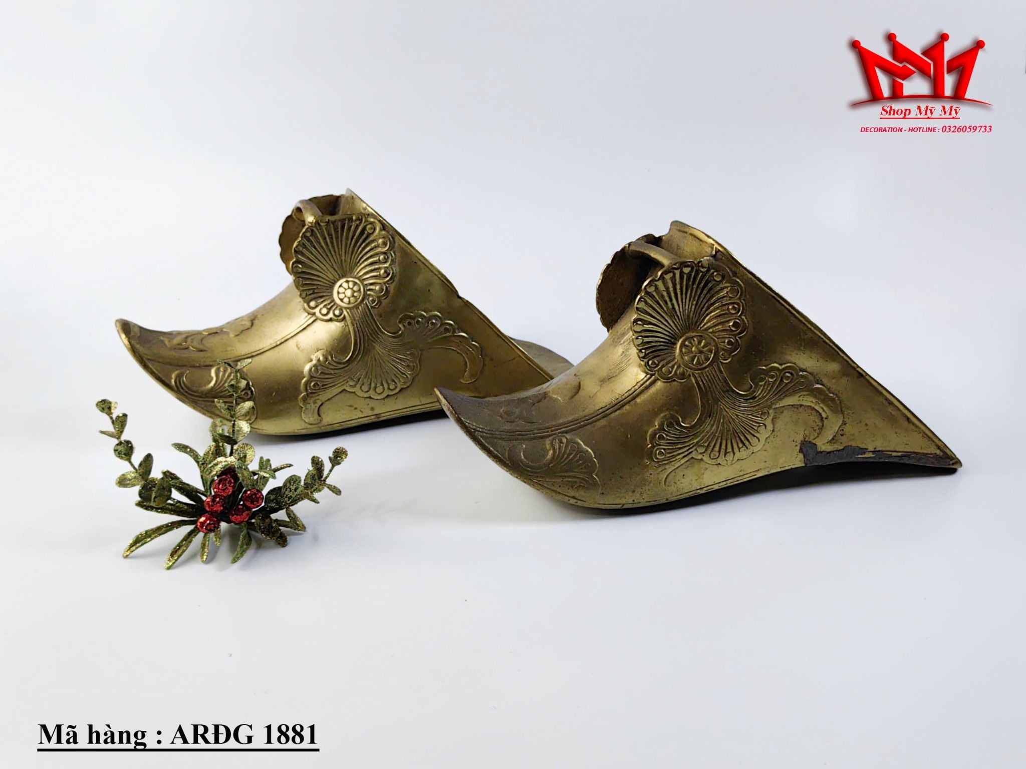 Cặp giày bằng đồng xưa thời thuộc địa của Tây Ban Nha.