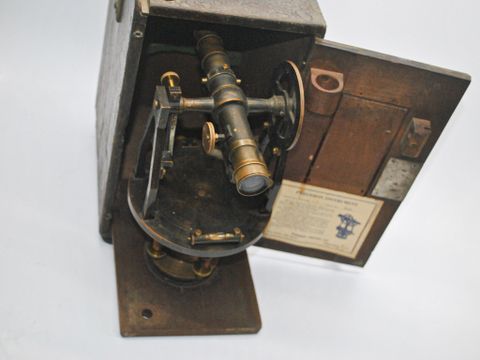  Máy kinh vĩ (Transit Theodolite) cổ, dùng để đo góc ngang, góc đứng trong công tác trắc địa 
