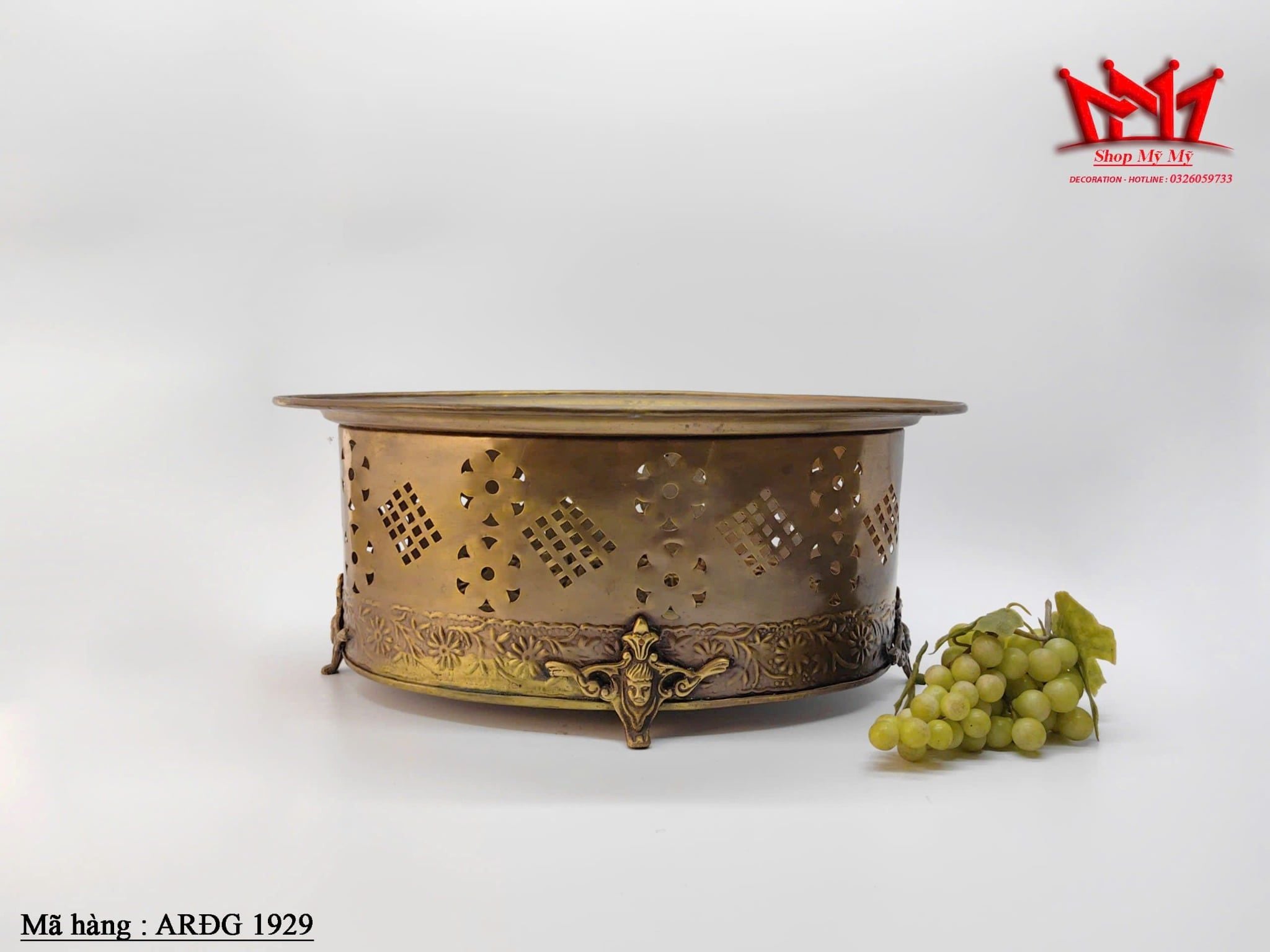 Chiếc chậu cây bằng đồng (Brass Planter) phong cách cổ điển