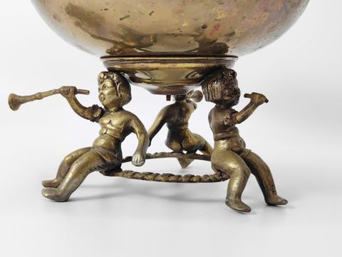  Bát làm bằng đồng thau , chân có hình 3 tượng thiên thần nhỏ 