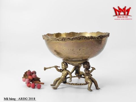  Bát làm bằng đồng thau , chân có hình 3 tượng thiên thần nhỏ 