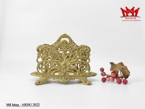  Giá để khăn giấy hoặc giá để thư bằng đồng phong cách cổ điển với các họa tiết chạm trổ cầu kỳ. 