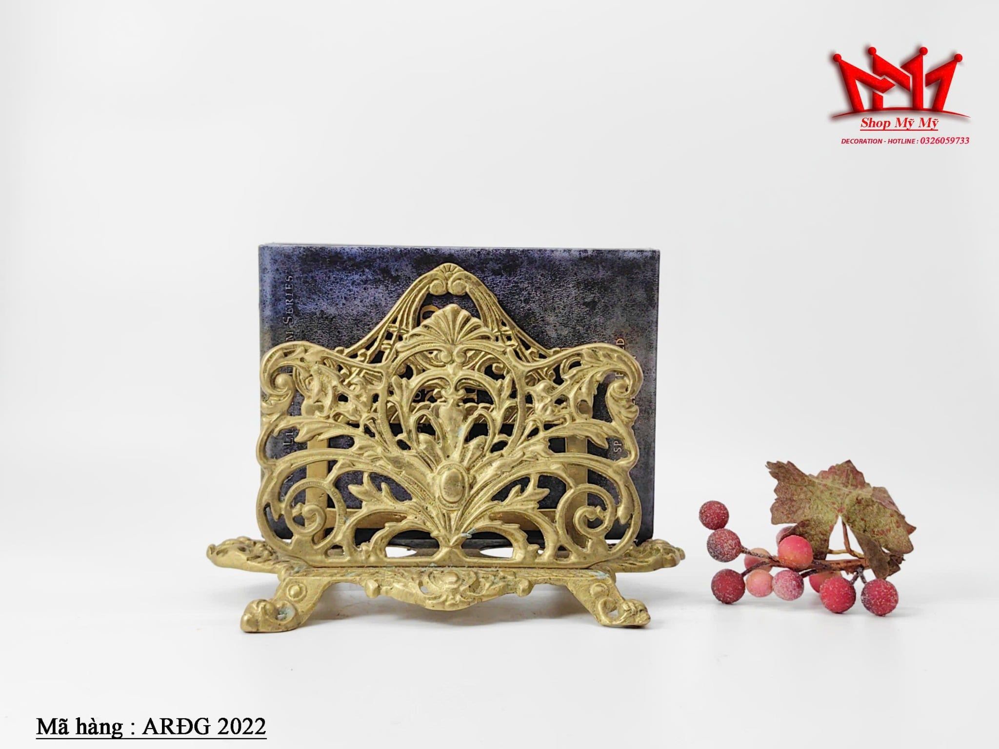 Giá để khăn giấy hoặc giá để thư bằng đồng phong cách cổ điển với các họa tiết chạm trổ cầu kỳ.