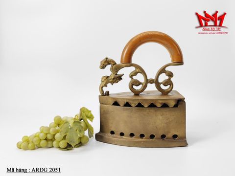  Chiếc bàn là than (bàn ủi than) cổ bằng đồng 