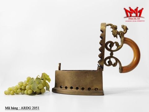  Chiếc bàn là than (bàn ủi than) cổ bằng đồng 