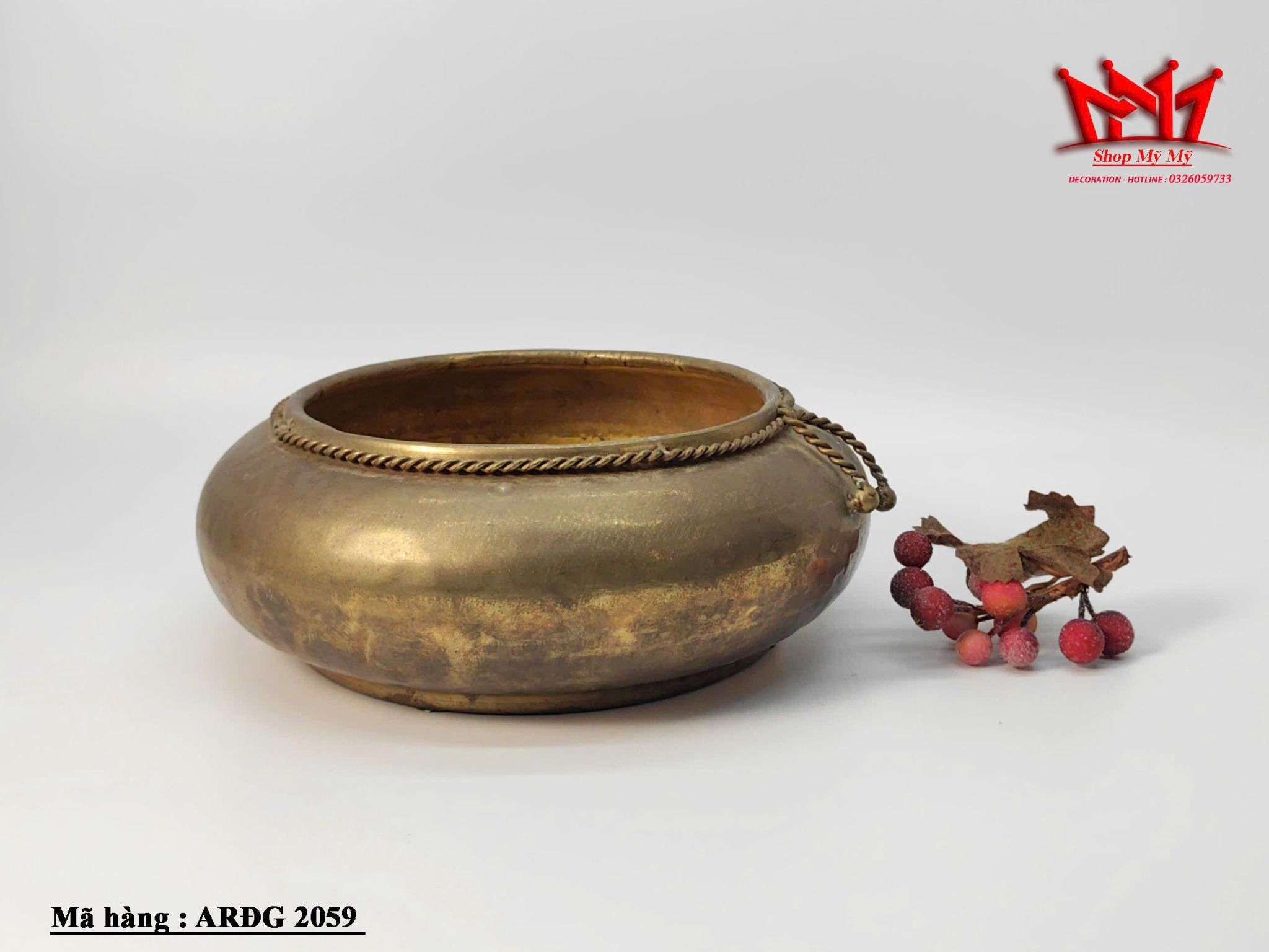 Chiếc chậu đồng được chế tác với đường viền dạng dây thừng quanh miệng