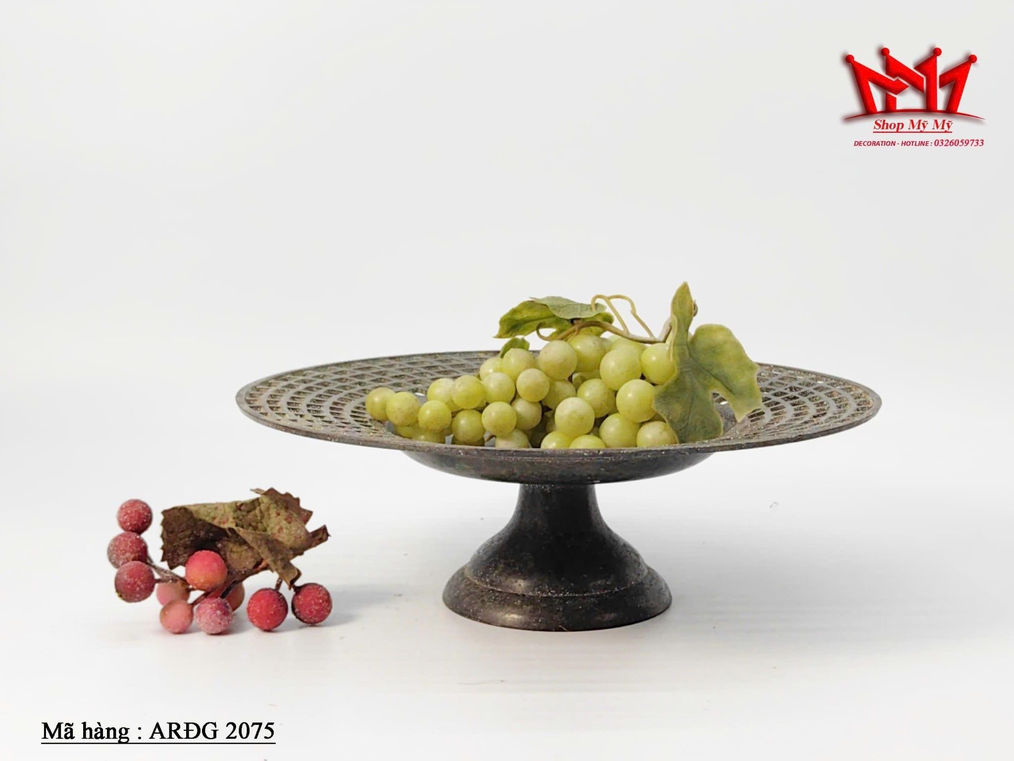 Chiếc mâm bồng bằng đồng (còn gọi là đĩa đựng hoa quả) dùng trong trang trí trưng bày bánh kẹo, hoa quả .