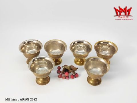  12 ly đồng thau cổ điển tuyệt đẹp này. Mỗi ly đều có họa tiết được khắc thủ công tỉ mỉ 