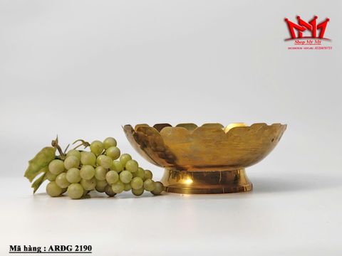  Chiếc tô, thố bằng đồng có thiết kế miệng răng cưa (hình cánh sen) và chân bồng 