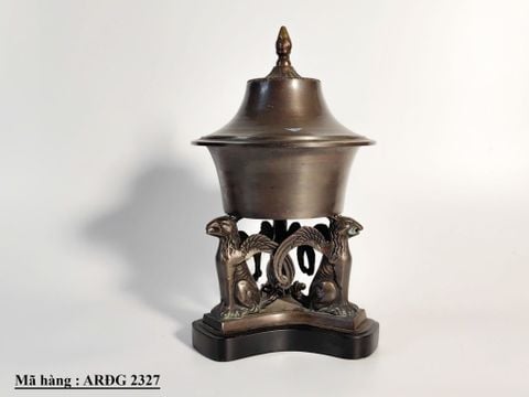  Chiếc hủ đồng với 3 chân hình sư tử có cánh đế đá. 