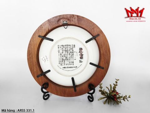  Bộ dĩa sứ có khung gỗ dùng để trang trí treo tường. 