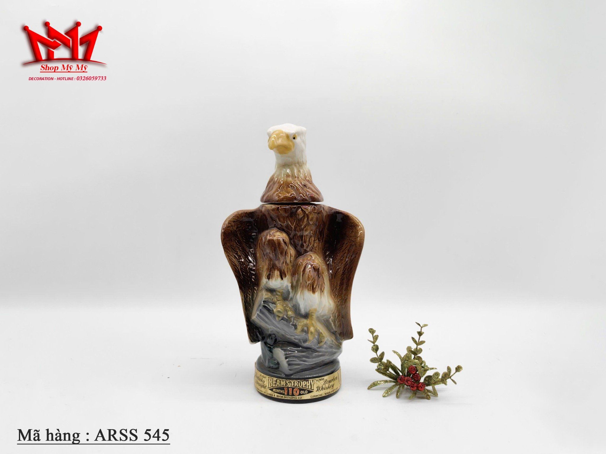 Chai rượu hình đại bàng được làm bằng gốm sứ