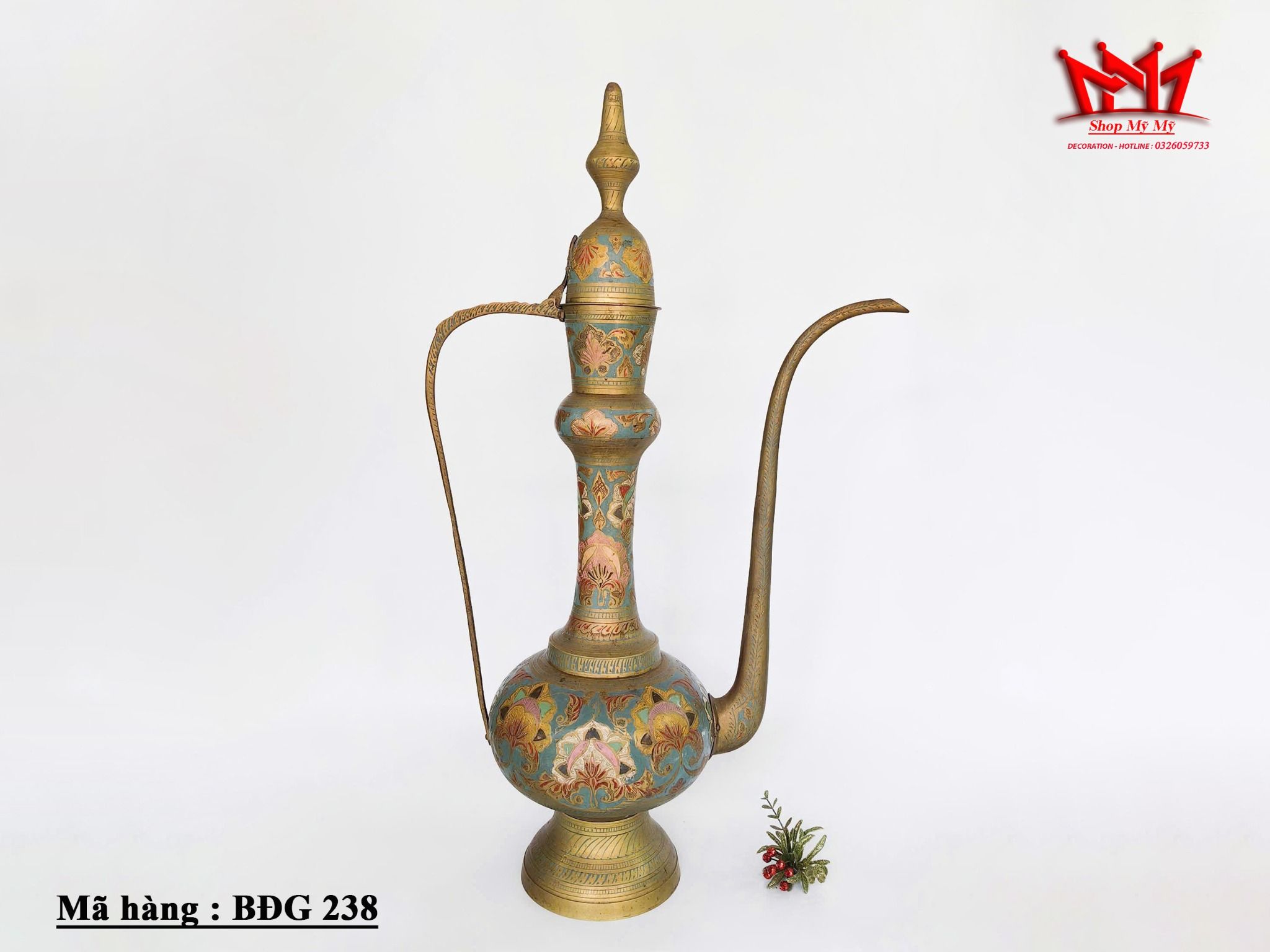 Bình đồng thau Ấn Độ cổ điển lớn có men khắc và họa tiết hoa màu.