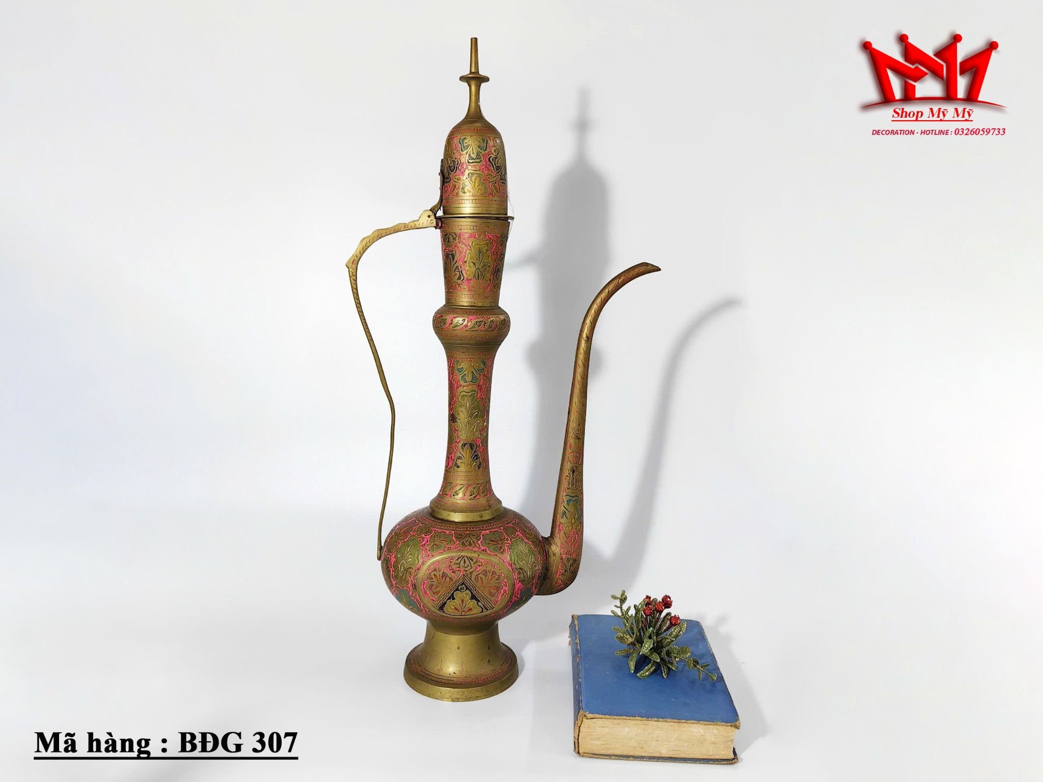 Bình đồng xưa Ấn Độ với họa tiết chạm khắc màu nổi bật