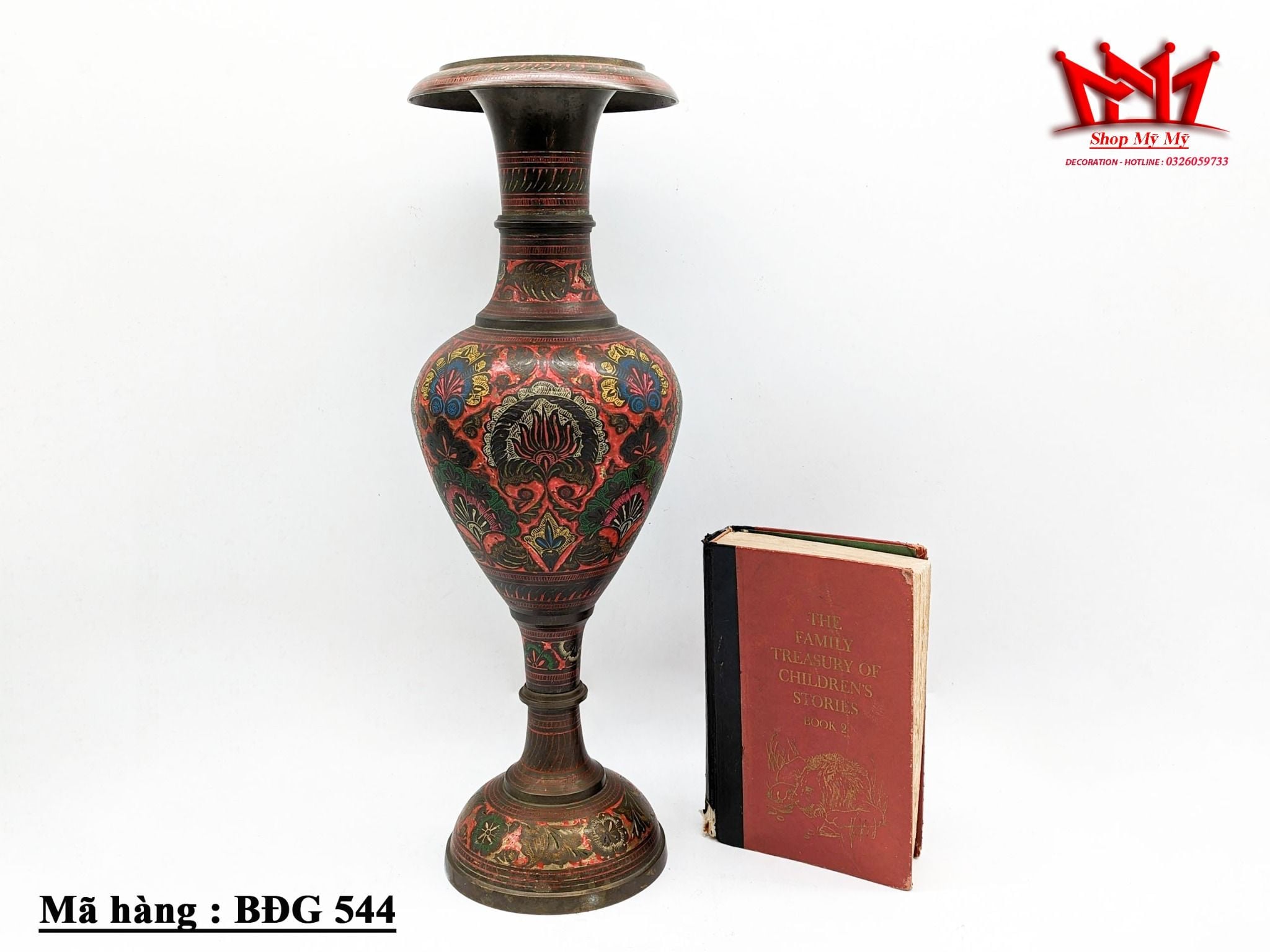 Bình đồng được làm thủ công bằng đồng thau Ấn Độ với chi tiết sơn màu và khắc tay