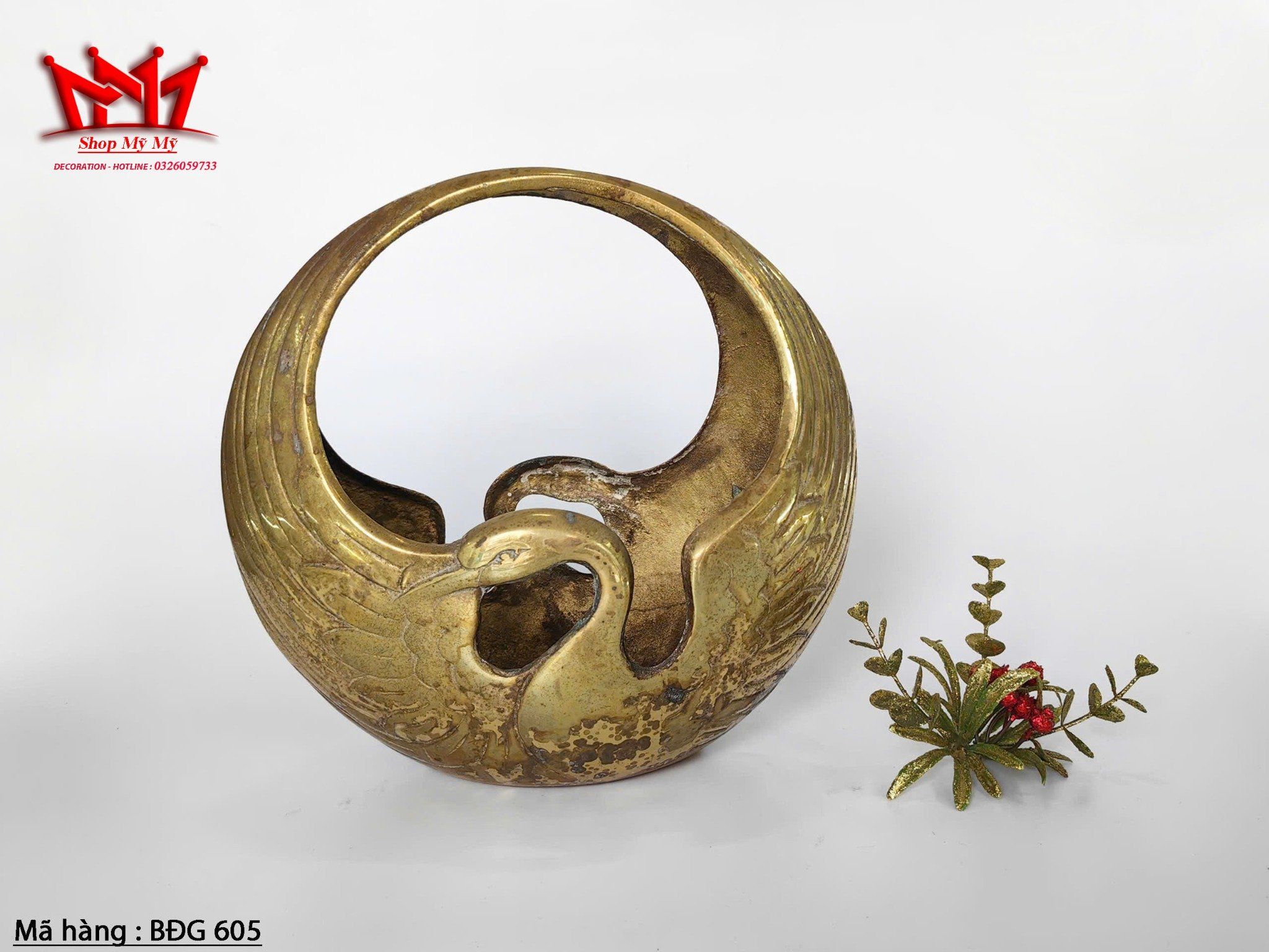 Giỏ trồng cây hình thiên nga cổ điển tuyệt đẹp. Được làm bằng đồng thau nguyên khối, nặng 1,2 kg.