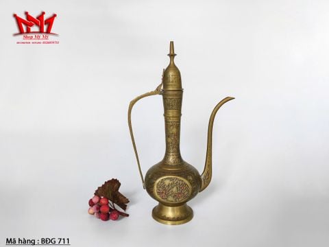  Bình đồng khắc họa tiết bằng tay tỉ mỉ . 