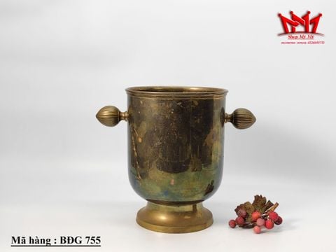  Bình đựng đá ngâm chai rượu được làm bằng đồng. 