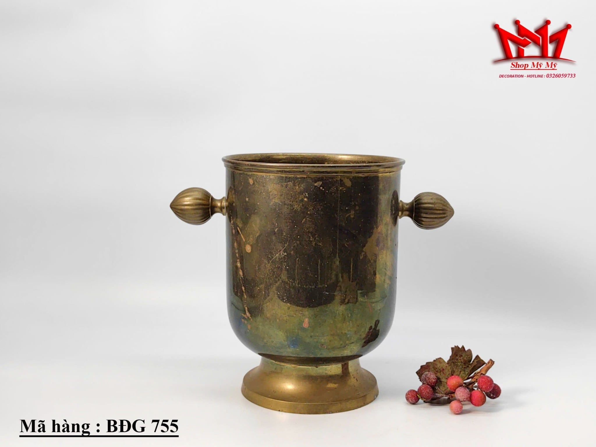 Bình đựng đá ngâm chai rượu được làm bằng đồng.