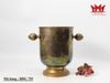 Bình đựng đá ngâm chai rượu được làm bằng đồng.